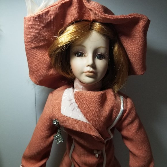 Set of two Collectible Memories Porcelain Dolls - Picture 4 of 9